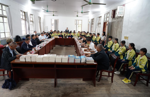 州關工委、州革命老區促進會、州水投集團關工委聯合愛心人士赴從江縣第六中學開展“書香護新苗，關工筑未來”捐贈活動